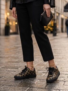 Valentino Garavani EUC
Monogram Low-Top black
Sneakers, Made in Italy | Size6.5